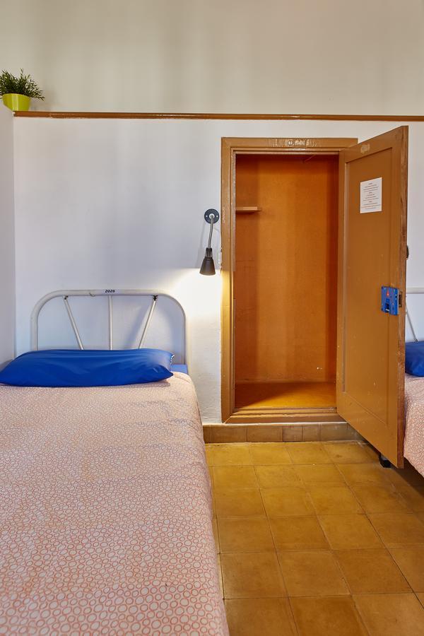 Einzelbett im gemischten Schlafsaal